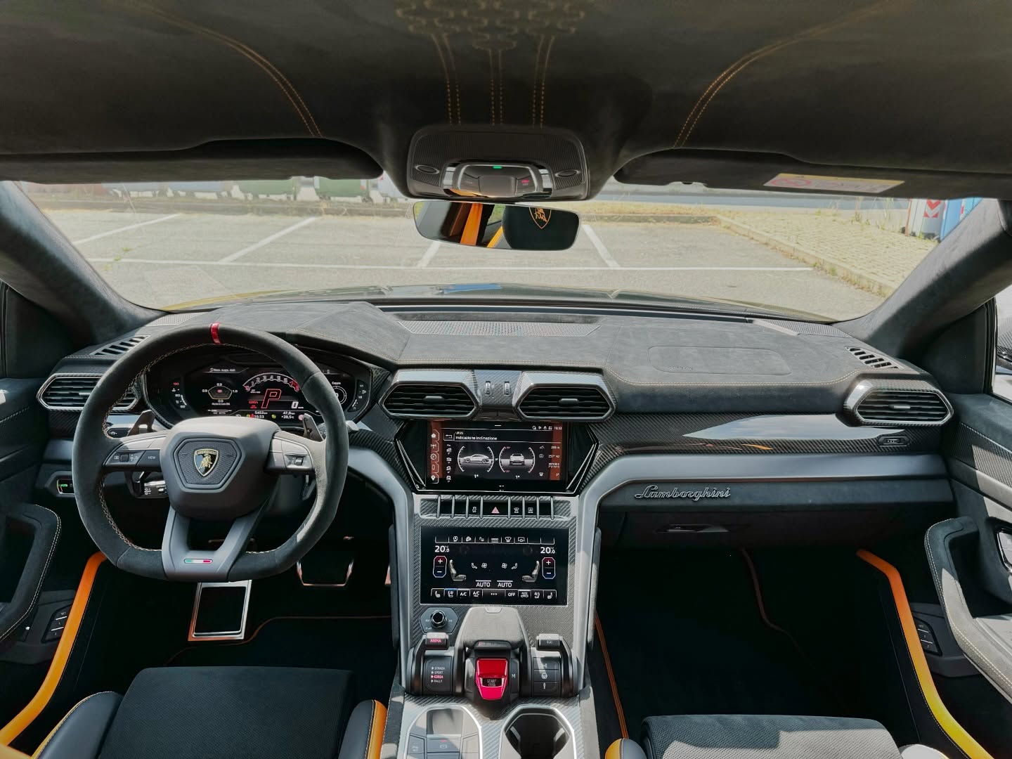 LAMBORGHINI URUS