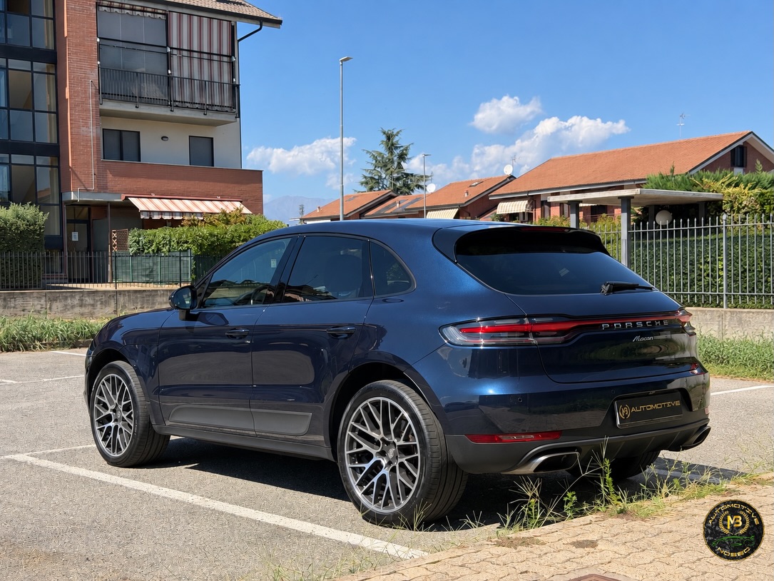 PORSCHE MACAN