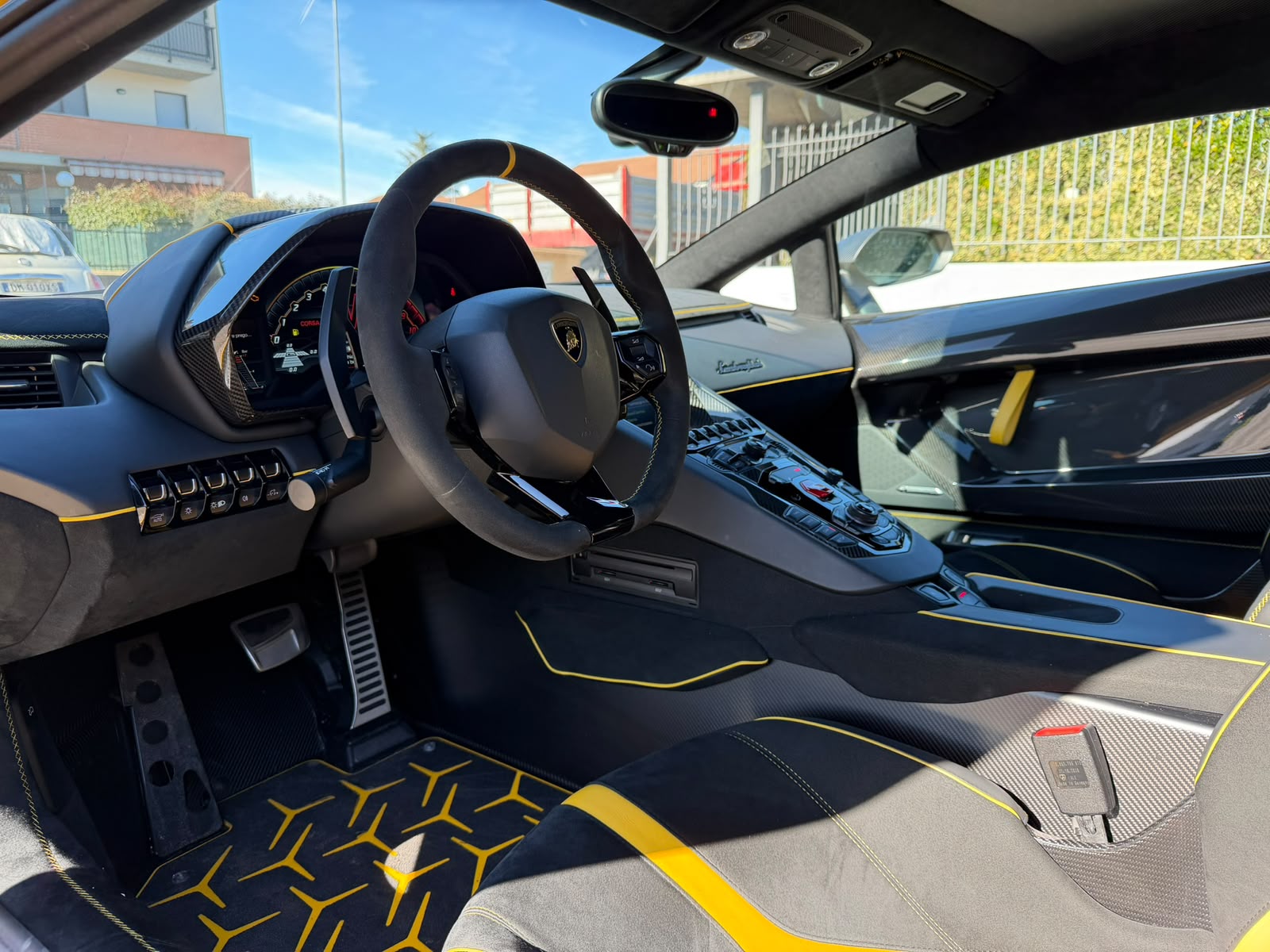 LAMBORGHINI AVENTADOR