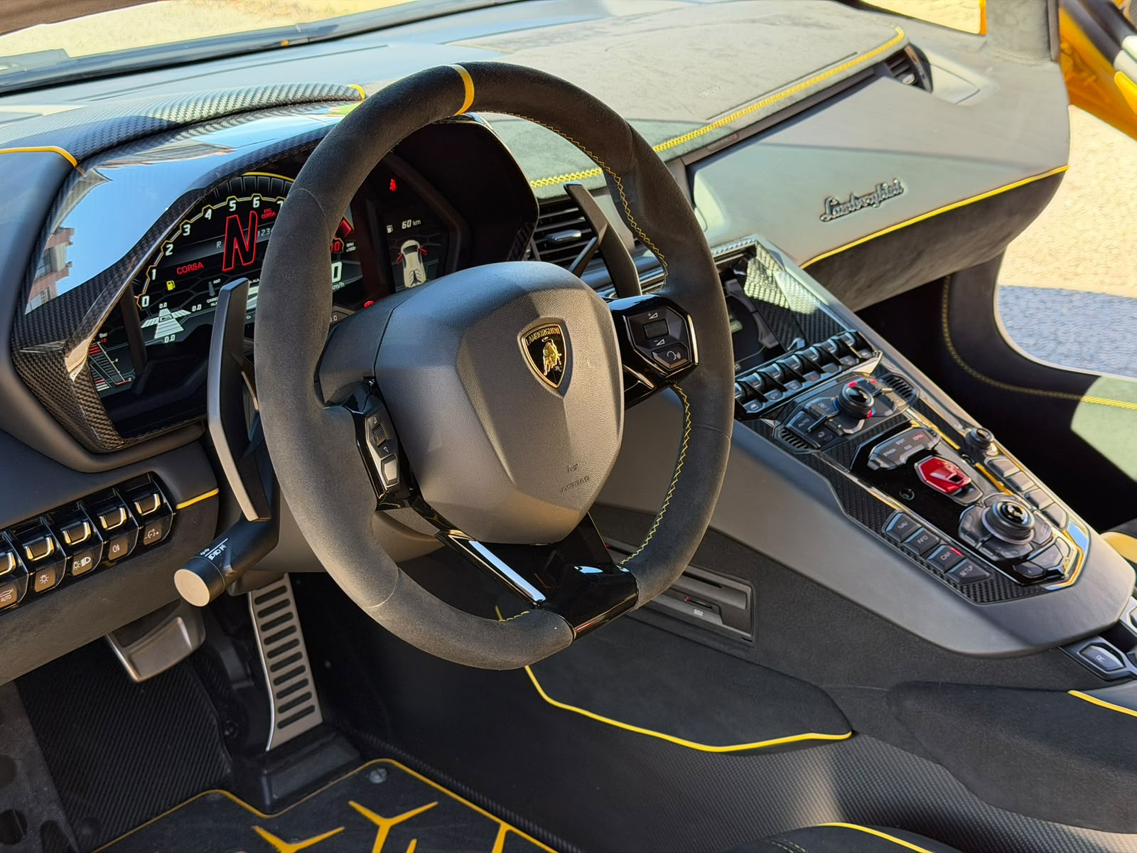 LAMBORGHINI AVENTADOR