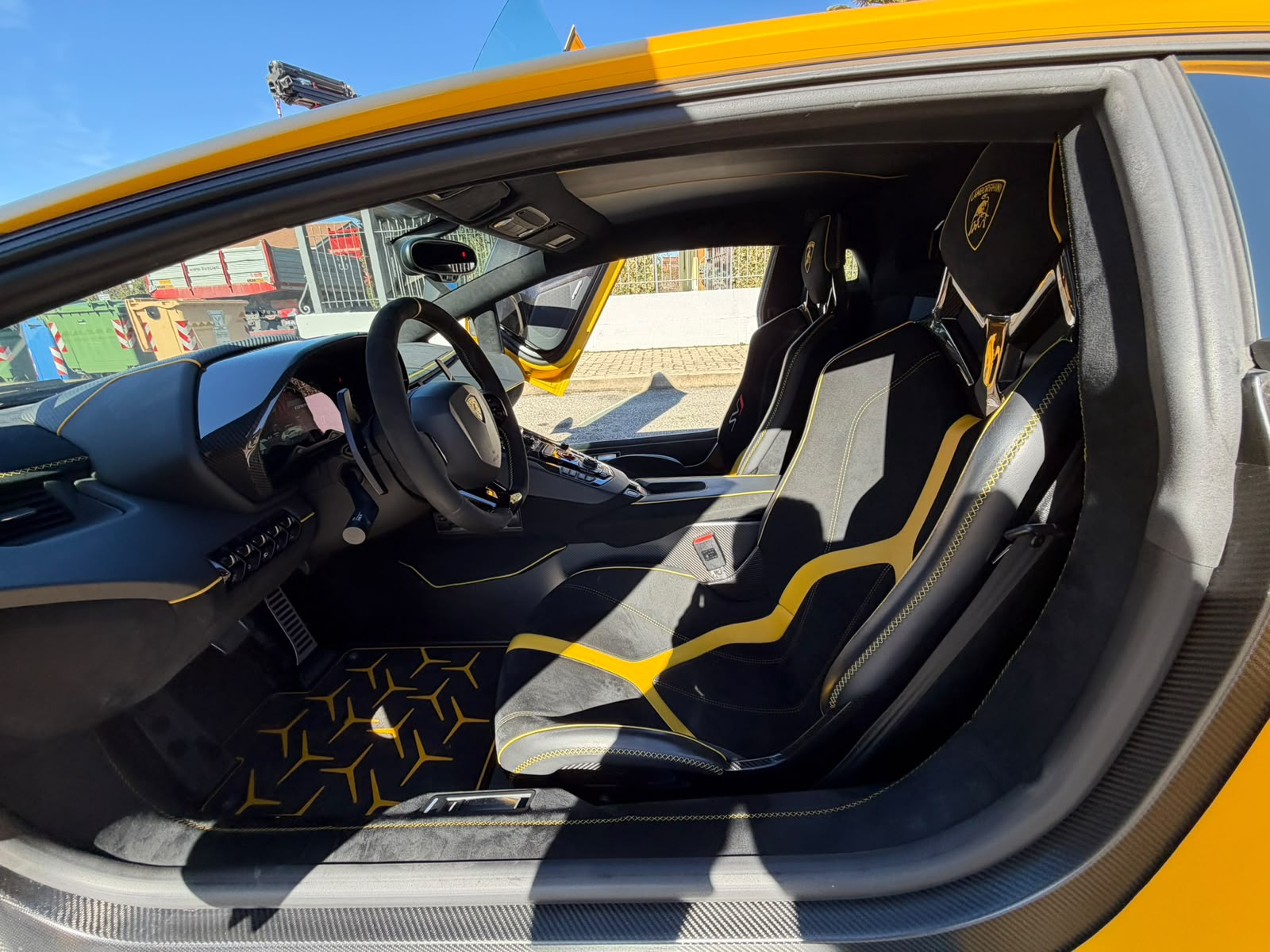LAMBORGHINI AVENTADOR